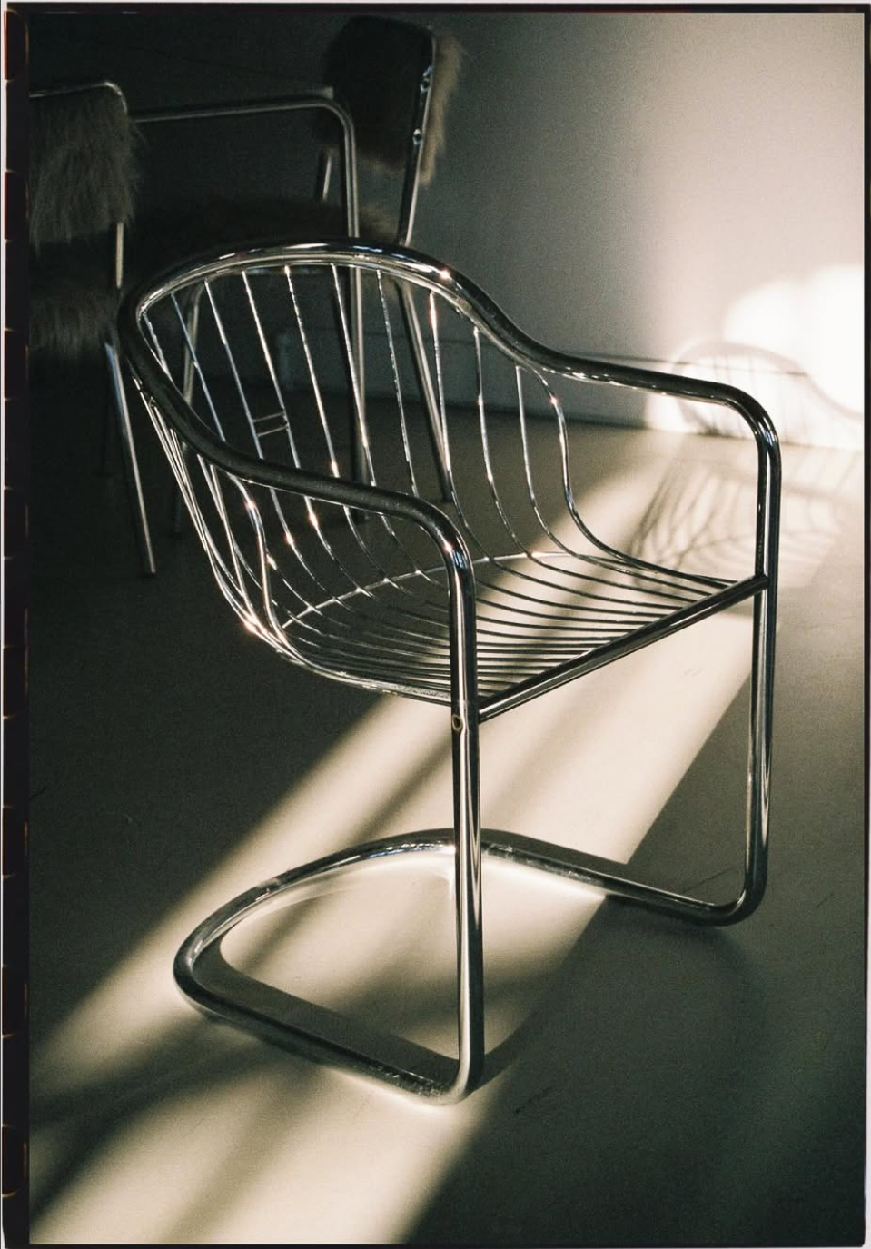 Vintage chrome cantilever stoel uit de gecureerde meubel collectie van Studio Mucha.
